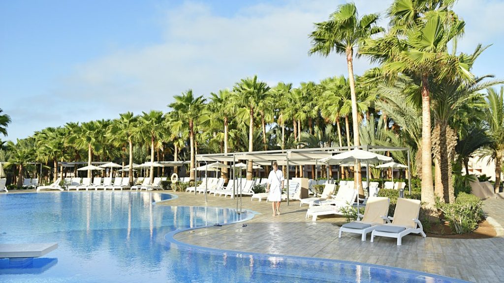 Hotel RIU Cabo Verde Sal ligbedden zwembad