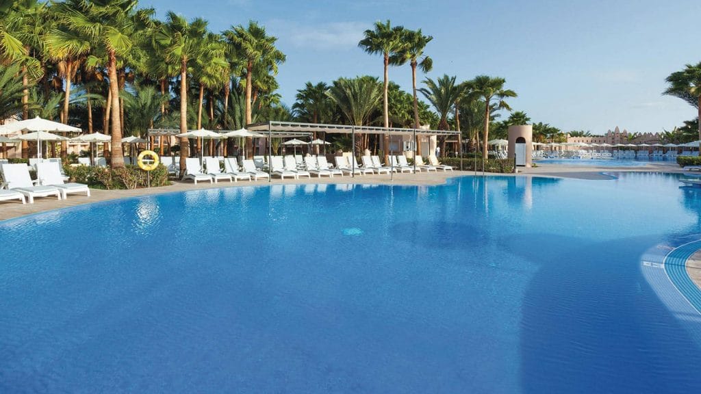 Hotel RIU Cabo Verde Sal zwembad zonnig ligbedden