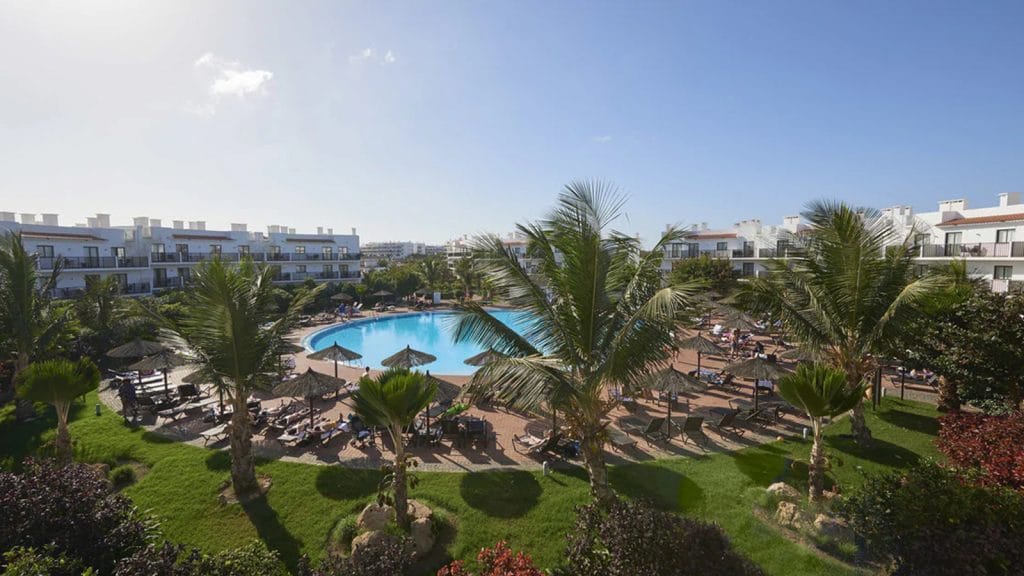 Hotel Sol Dunas resort Sal overzicht ligbedden zwembad