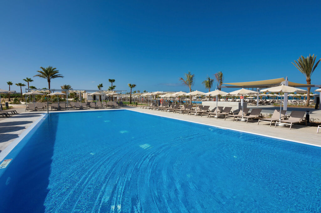 Zwembad aan het strand op Boa Vista, RIU Karamboa resort Kaapverdië