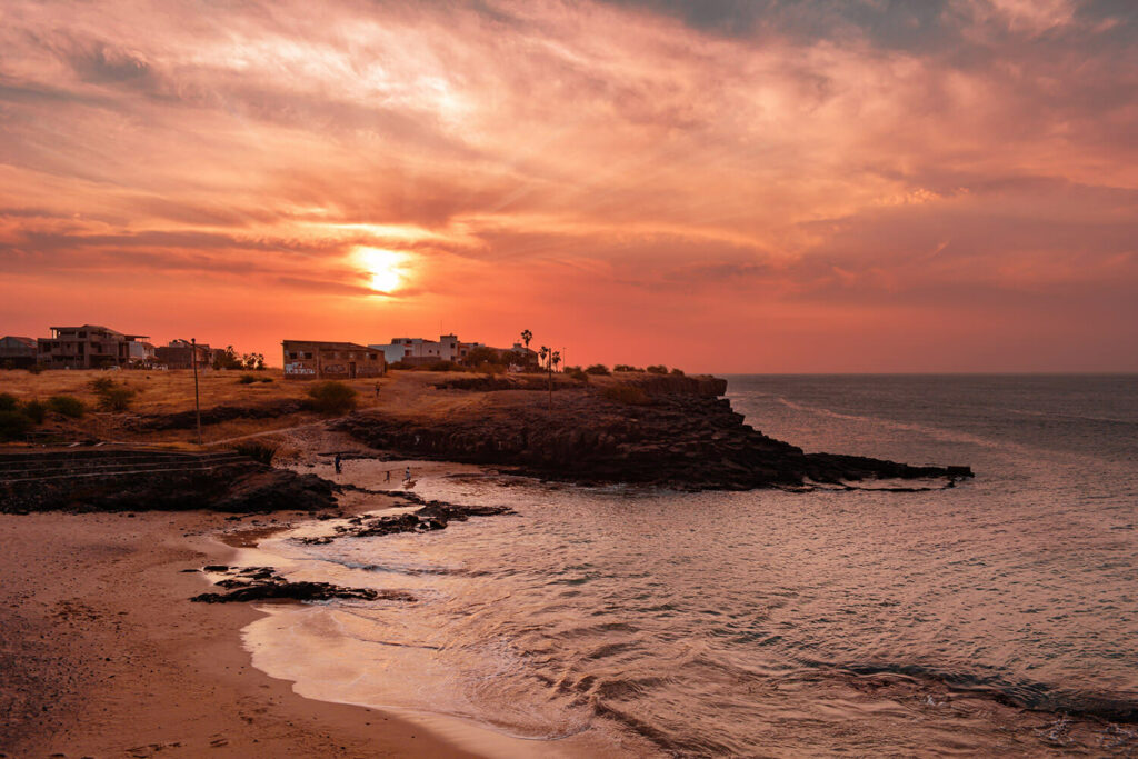 Zonsondergang op het strand van Tarrafal, Santiago Kaapverdië