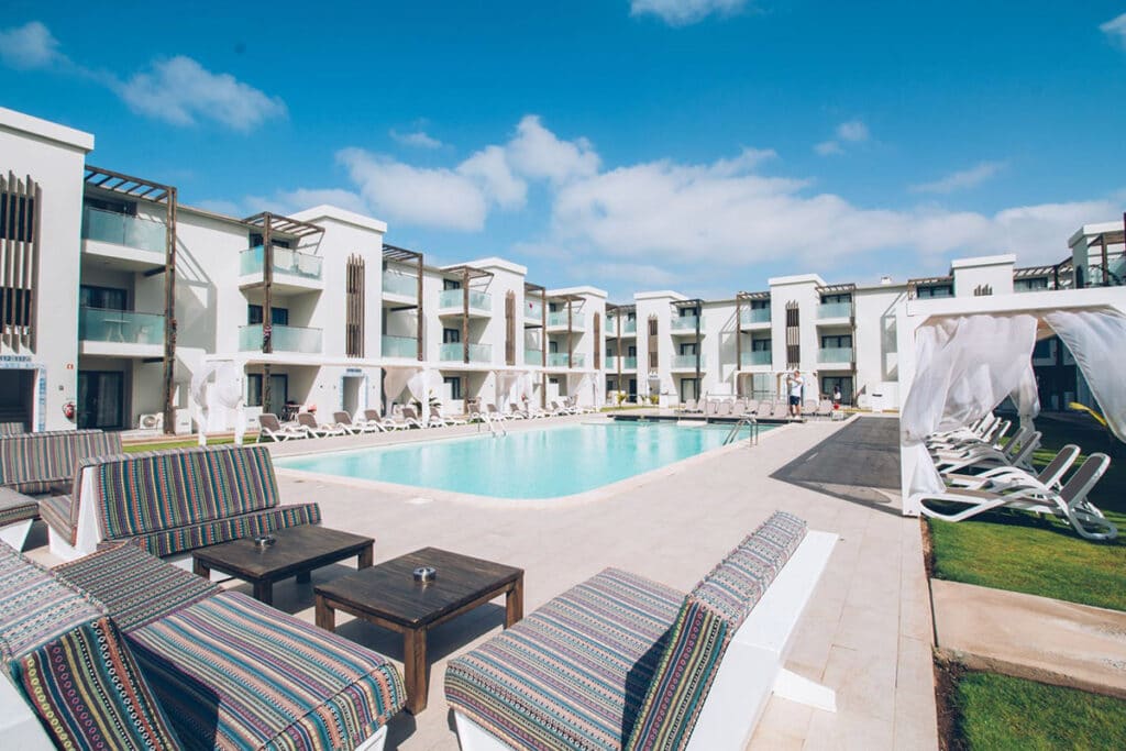 Hotel Halos Casa Resort Sal Kaapverdië, Santa Maria, lounge zwembad