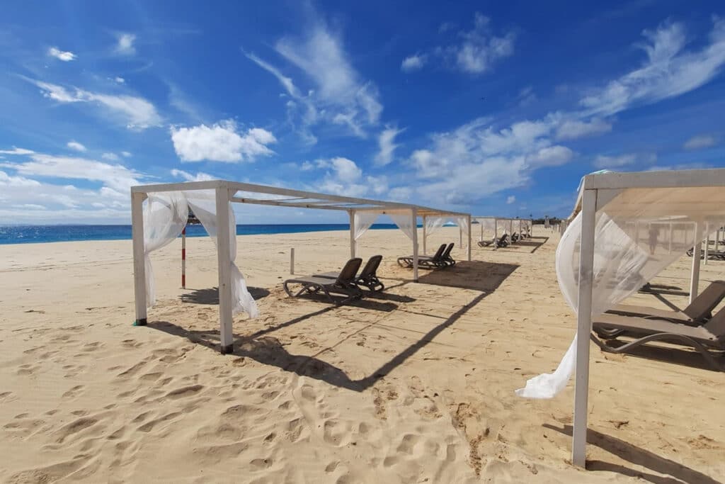 Hotel Halos Casa Resort Sal Kaapverdië, Santa Maria, ligbedden strand