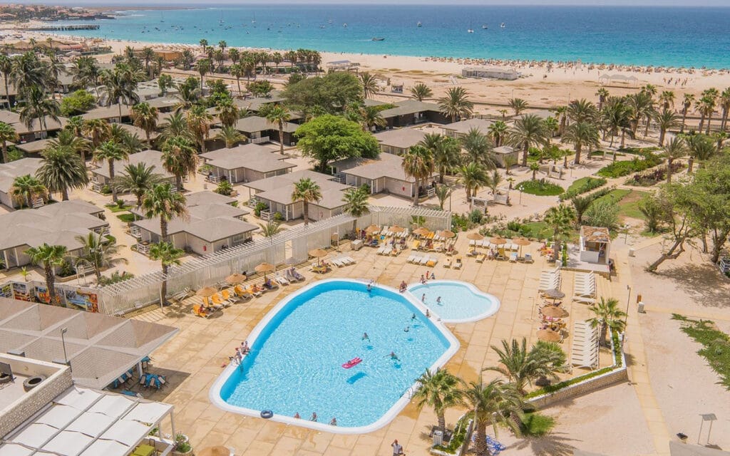 Hotel Oasis Belorizonte Sal Kaapverdië Santa Maria, overzicht zwembad, strand en bungalow