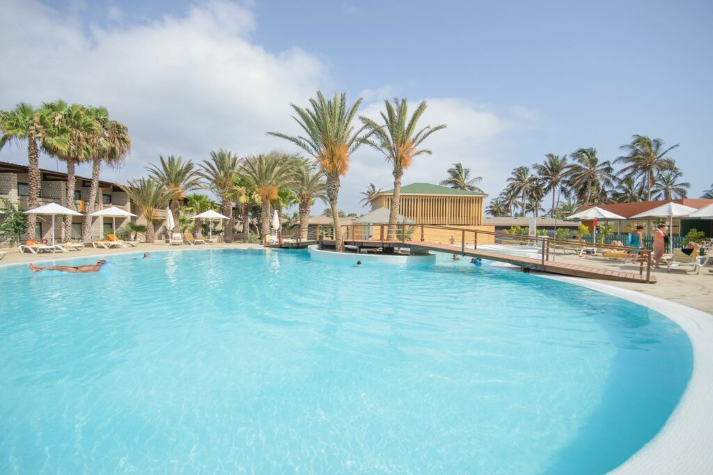 Hotel Oasis Belorizonte Sal Kaapverdië Santa Maria, zwembad en parasols