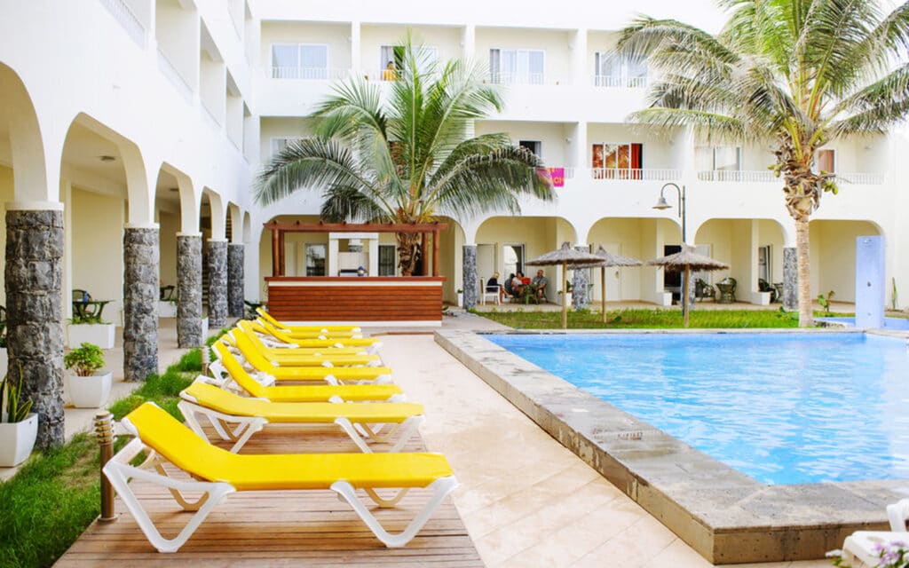 Ouril Hotel Pontao Sal Kaapverdië, Santa Maria zwembad met zonnebedden