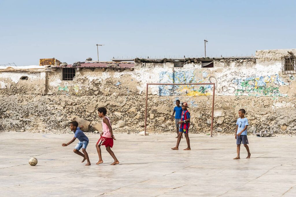 Kinderen voetballen op een pleintje in Kaapverdië