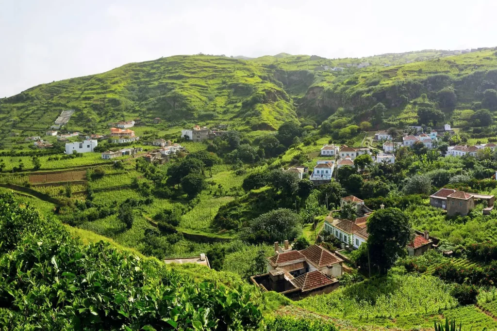 Brava eiland in Kaapverdië een groene vallei met koloniale huizen