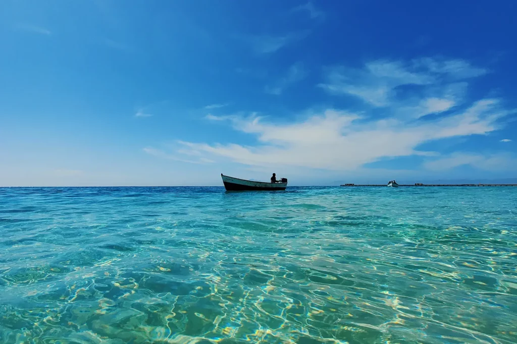 Maio Kaapverdië, een bootje in de zee