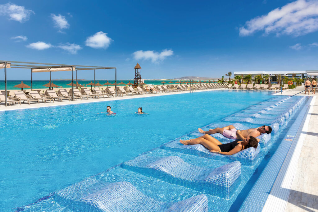 Zwembad van een RIU resort in Kaapverdië