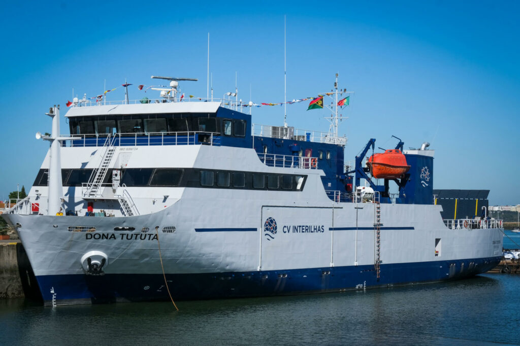 De boot Dona Tututa vaart tussen Sal en Boa Vista