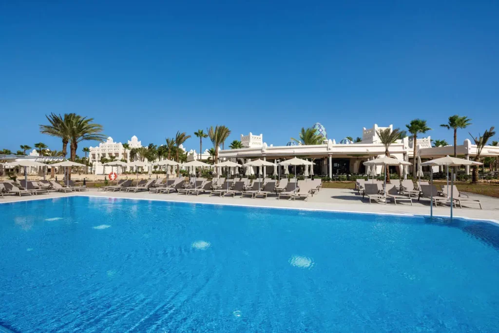 Zwembad van het Riu Karamboa resort op Boa Vista in Kaapverdië