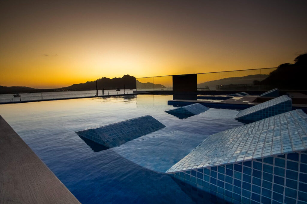 Zwembad Hotel Ouril in Mindelo, Sao Vicente in Kaapverdië