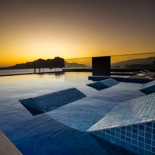 Zwembad Hotel Ouril in Mindelo, Sao Vicente in Kaapverdië