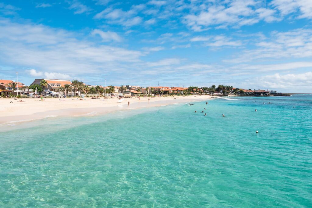 Beste reistijd Sal Kaapverdië, lekker zonnen op het strand van Santa Maria