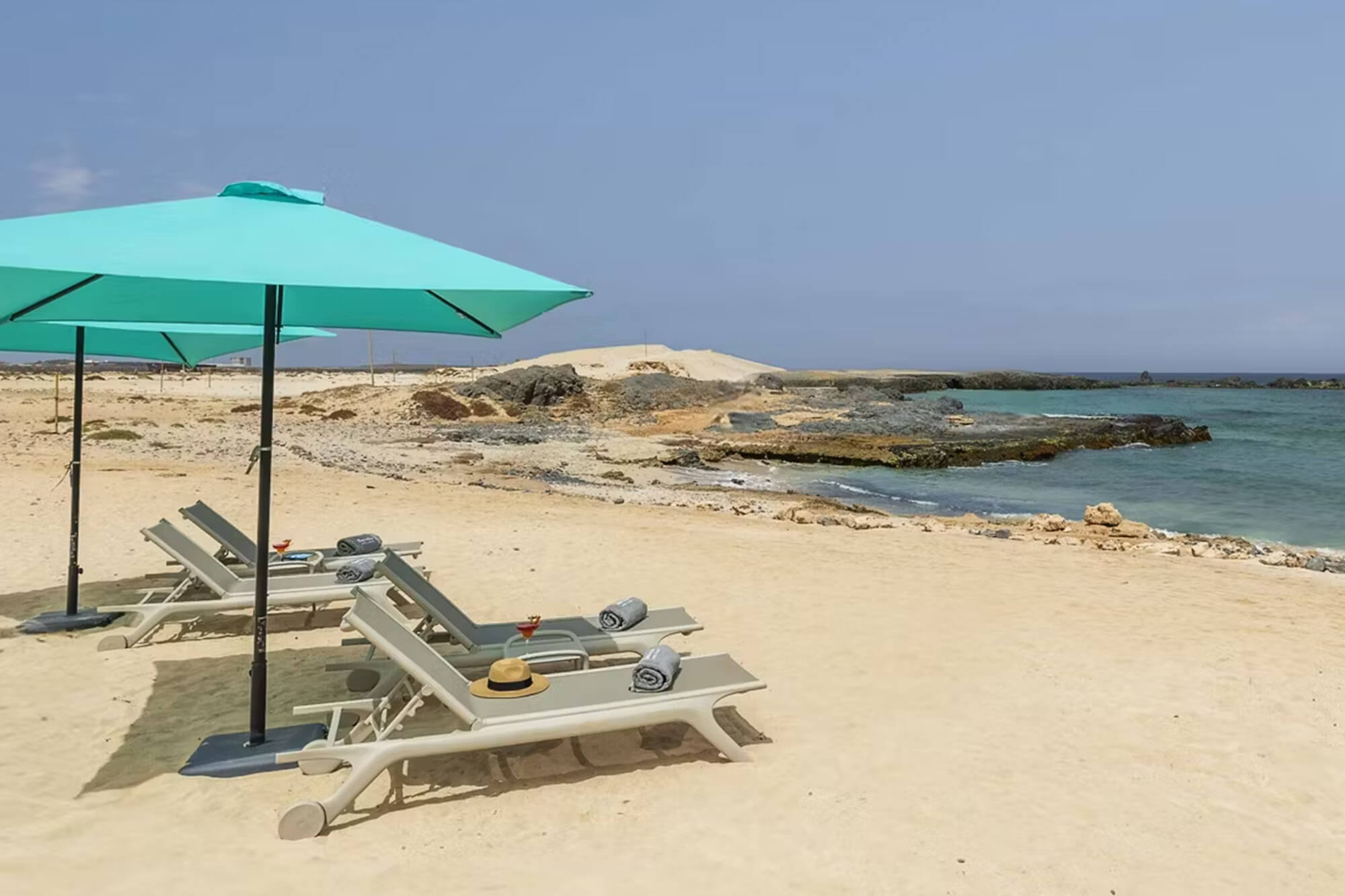 Ligbed strand Boa Vista in Kaapverdië, Barceló Marine All Inclusive resort