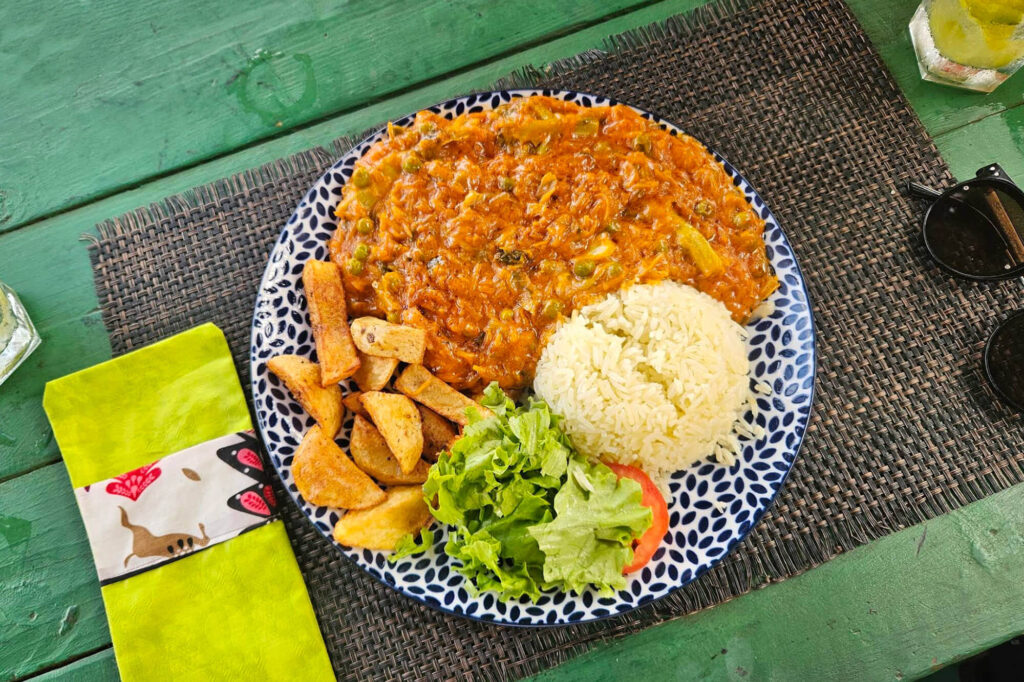 Restaurants Santa Maria Kaapverdie, Sal. Curry bij restaurant Sabores d'africa. Lokaal Afrikaans eten.