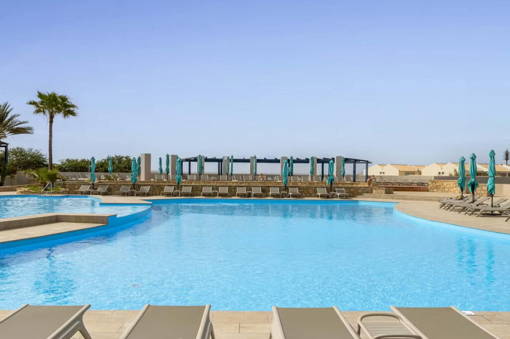 Zwembad en ligbedden Barceló Marine resort All Inclusive Boa Vista, Kaapverdië