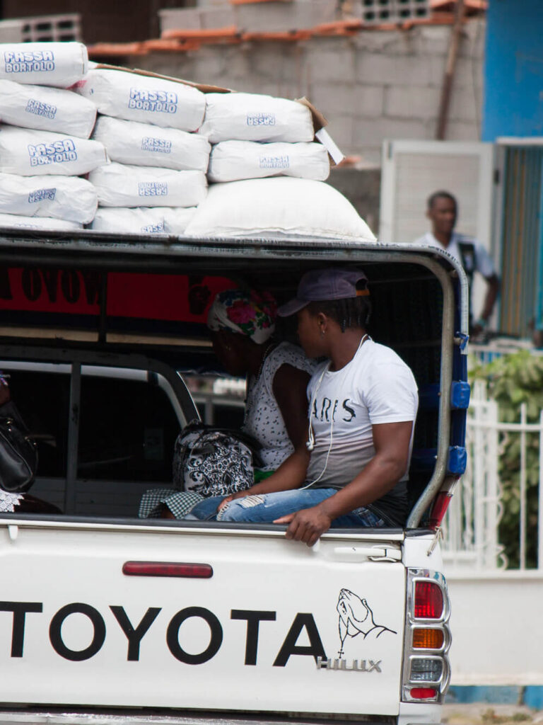 Aluguer in de vorm van een pickup truck, openbaar vervoer in Kaapverdië