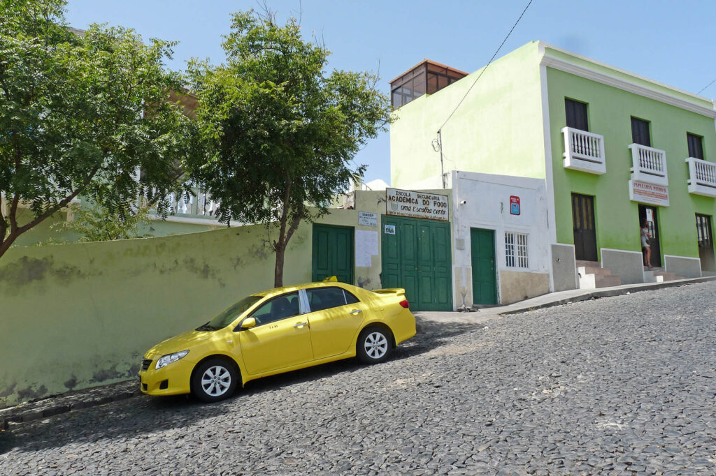 Taxi in Kaapverdië, op Fogo in São Filipe. Vervoer Kaapverdische Eilanden