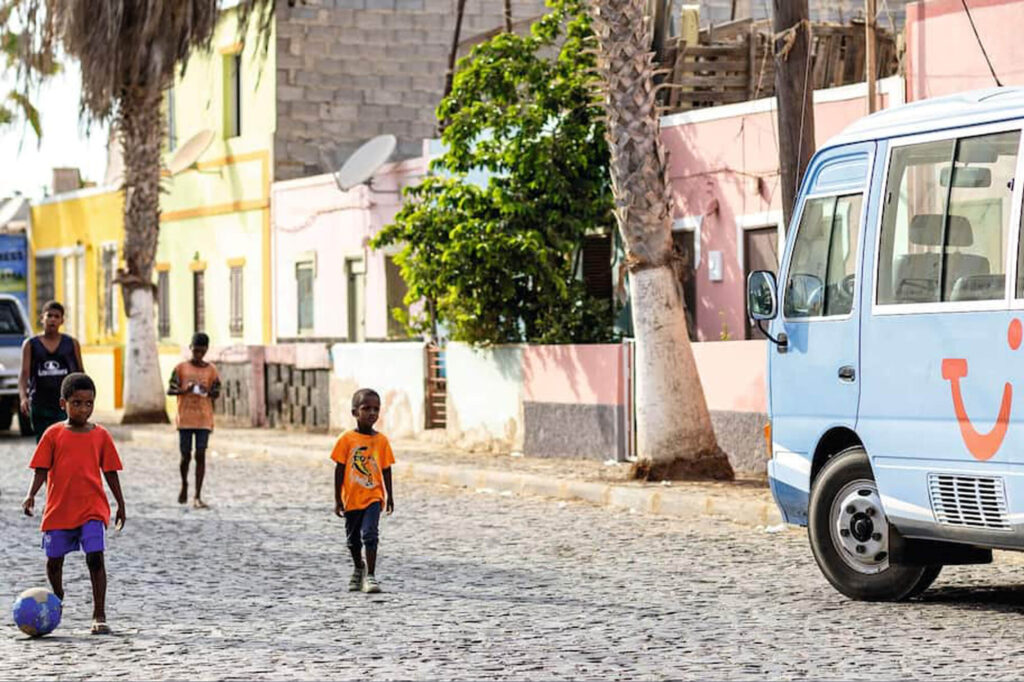 Transfer Kaapverdië vakantie, bus van TUI