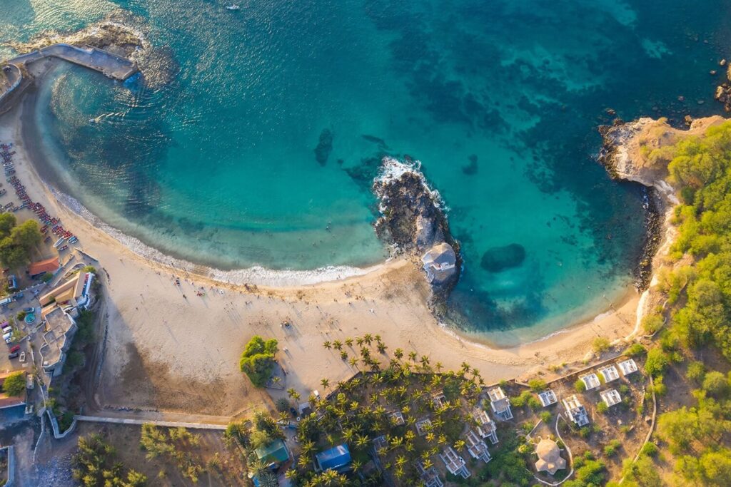 Drone foto strand van Tarrafal op het Kaapverdische Eiland Santiago