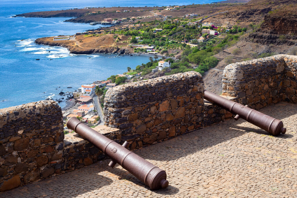 Cidade Velha Santiago, Praia in Kaapverdië. Fort São Filipe met kanonnen