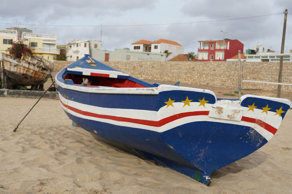 Vlag Kaapverdië op een boot geschilderd in Sal, Kaapverdië