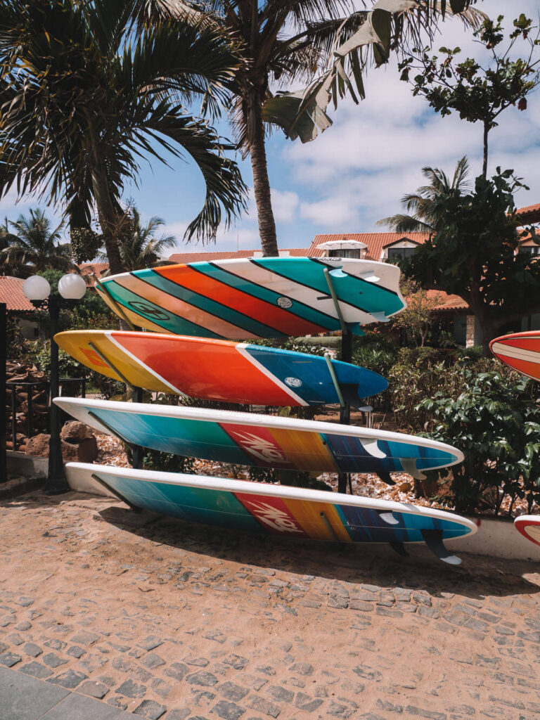 Surfboards surfen op Sal in Kaapverdië