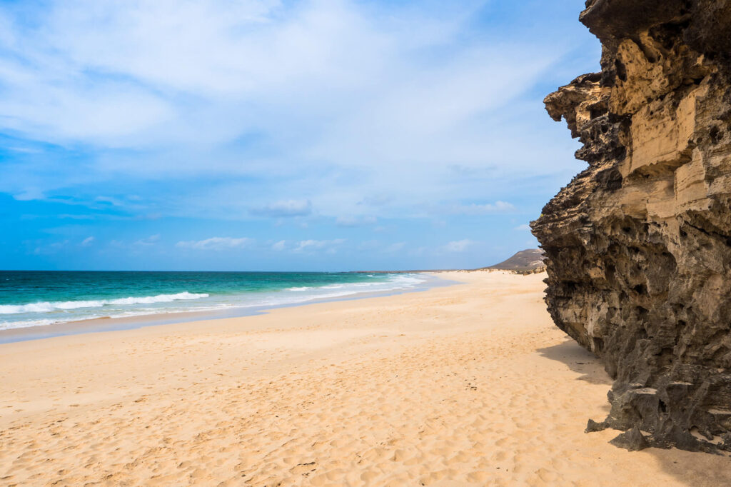 Strand Boa Vista Kaapverdië kustlijn en rotsen